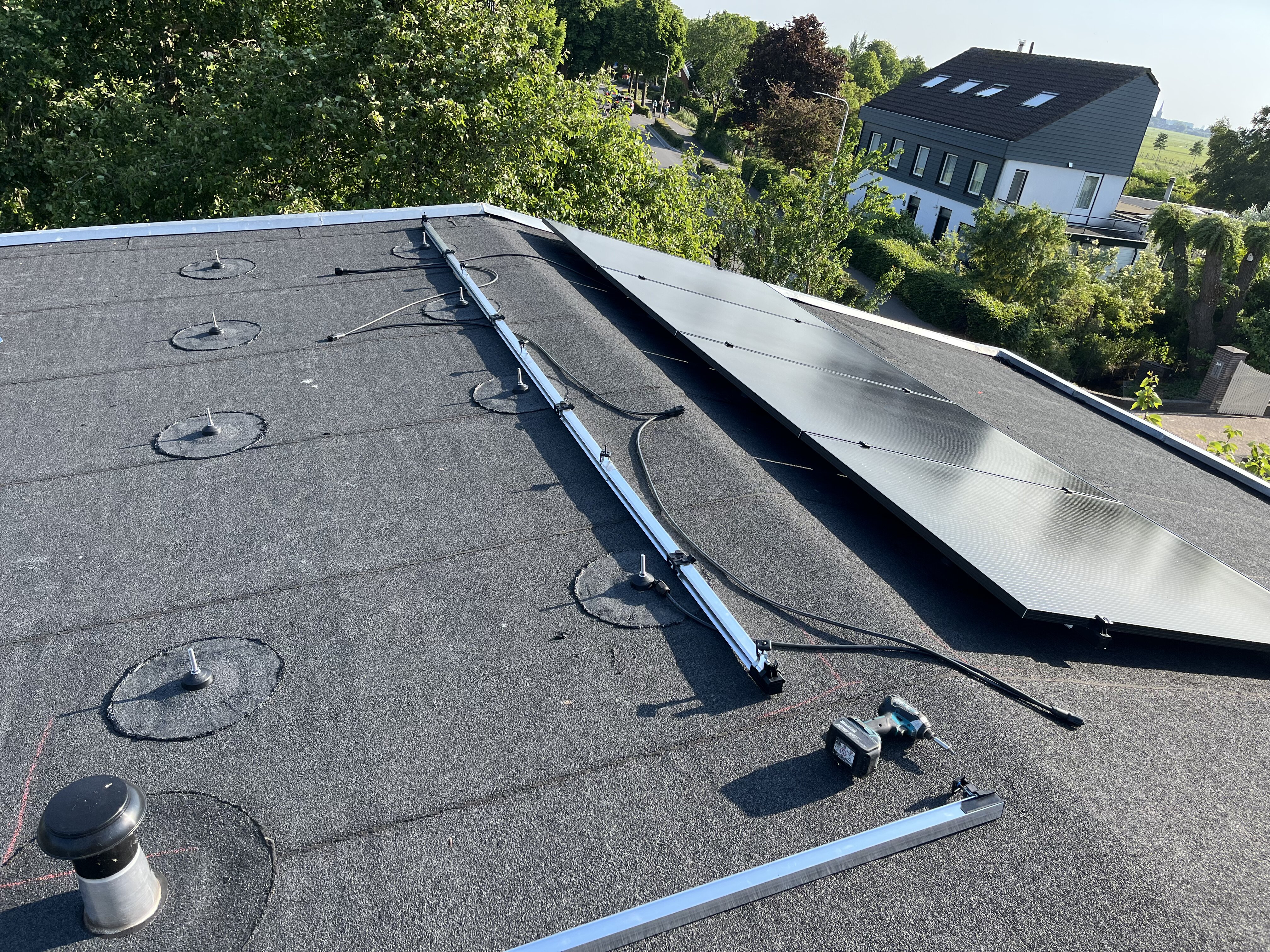 Montageankers geplaatst op plat dak voor zonnepanelen door Tappel Dakwerken