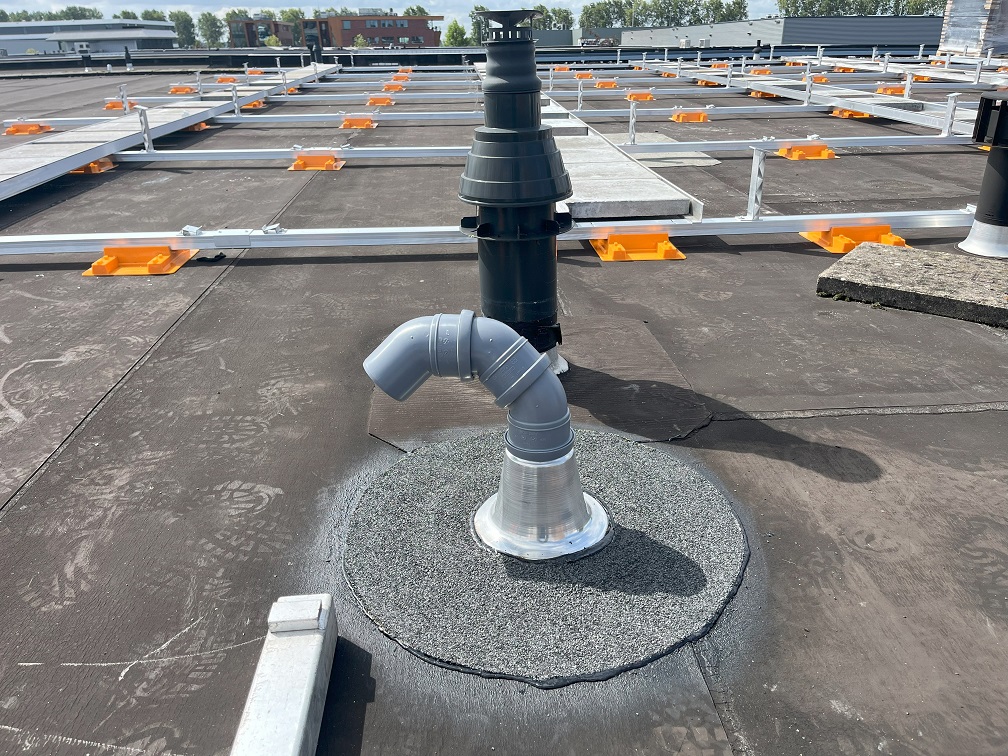 Landelijk project voor dakdoorvoeren door Tappel Dakwerken uitgevoerd op alle soorten daken in opdracht van SolarNRG