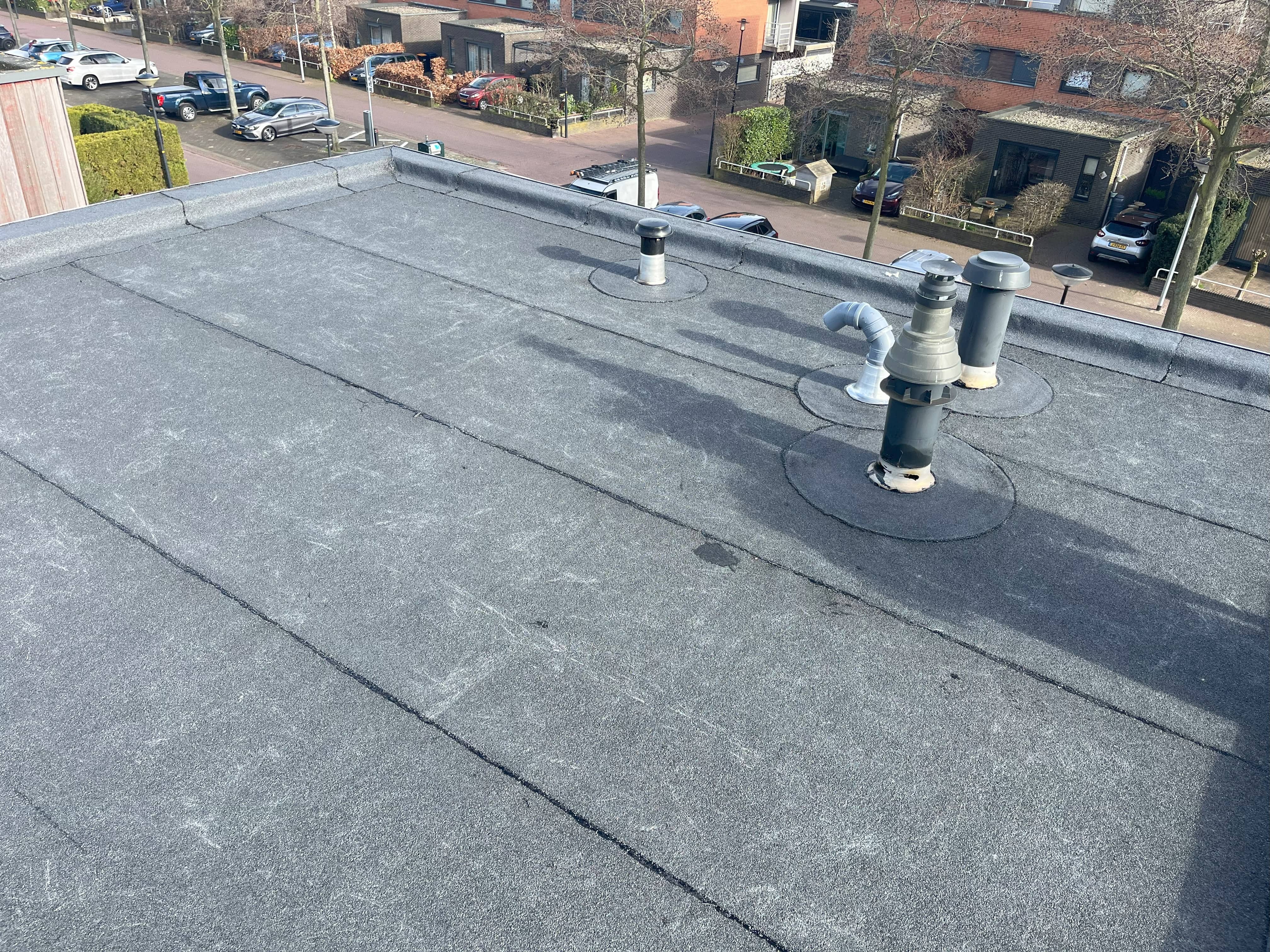 Tappel Dakwerken voerde 2 dakrenovaties uit inclusief verwijderen en terugplaatsen zonnepanelen en plaatsen dakdoorvoer in Den Haag