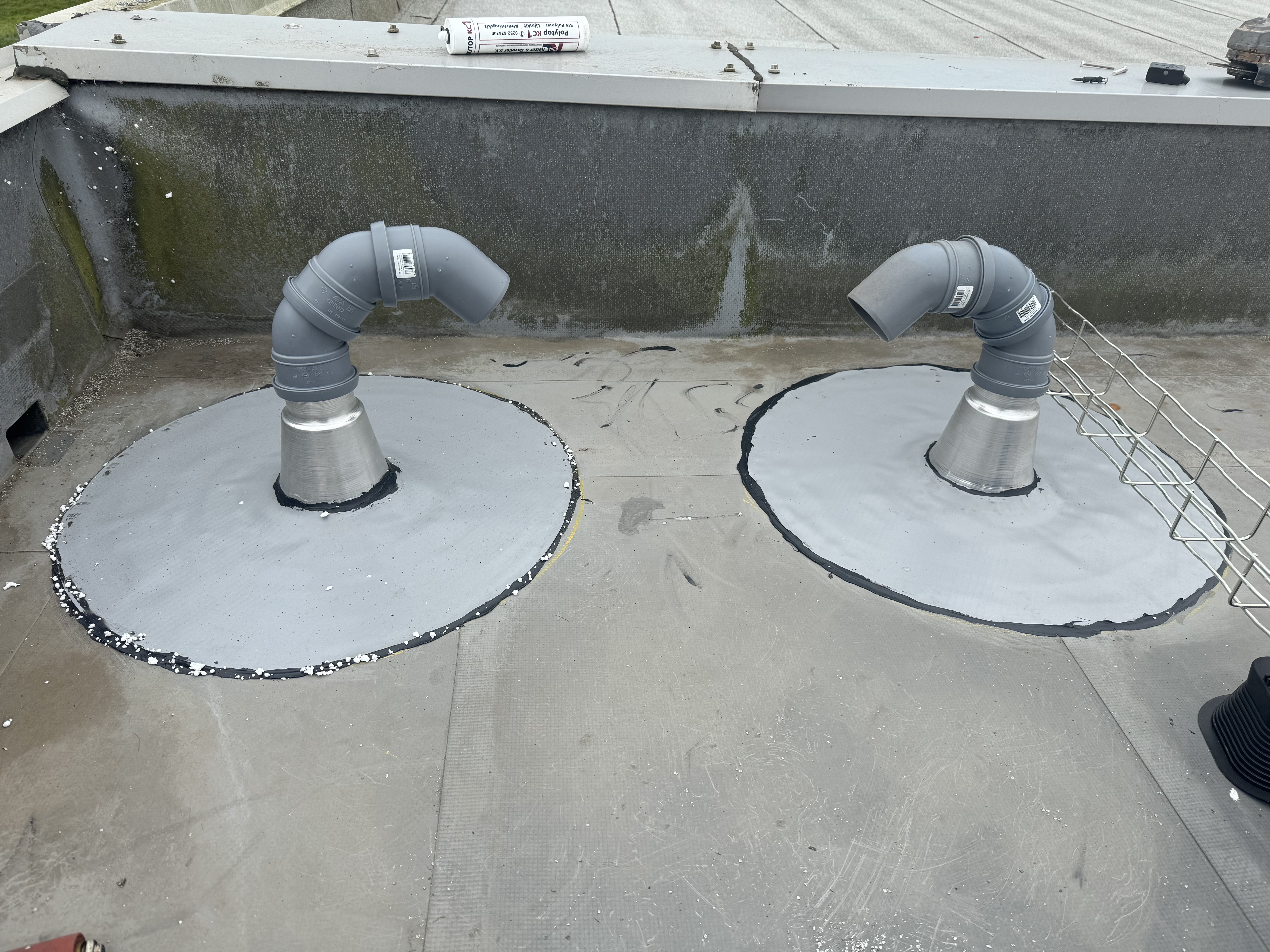 Waterdichte dakdoorvoer op EPDM dakbedekking
