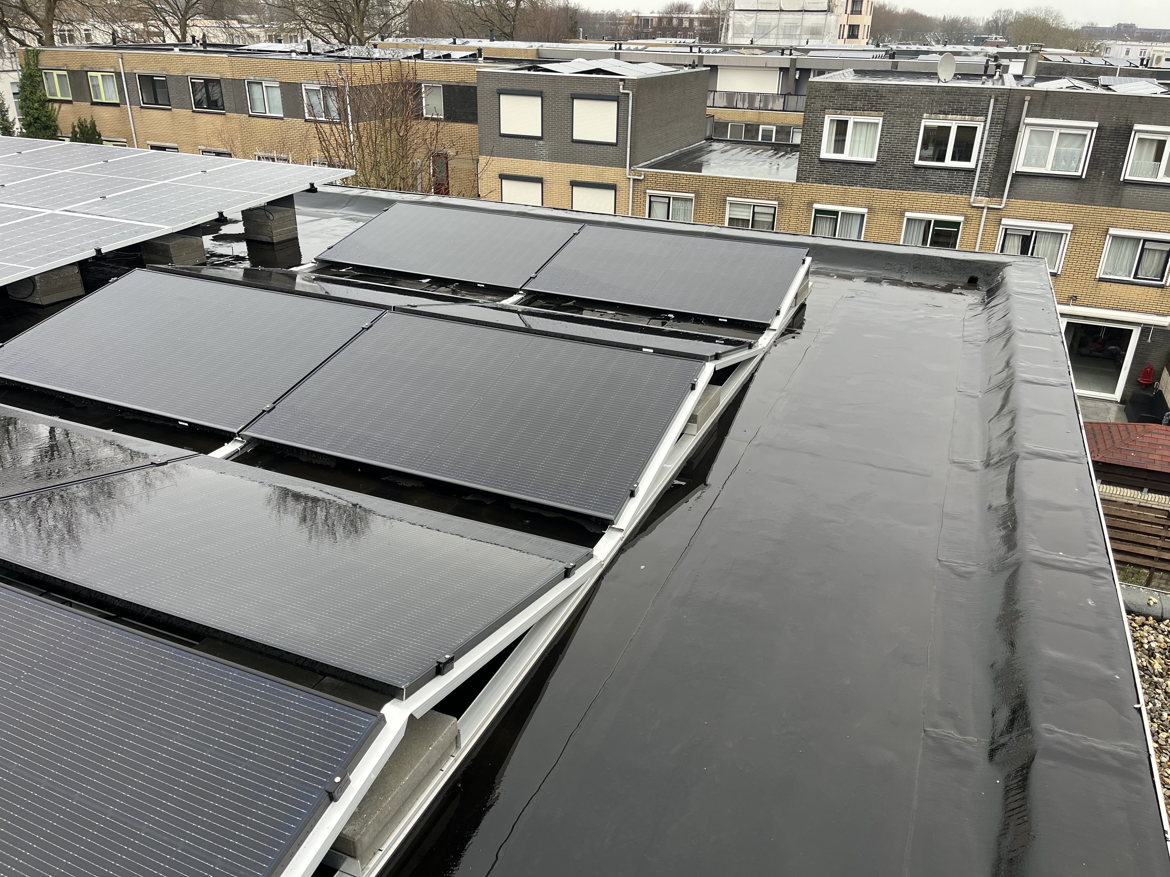 Situatie voor de dakrenovatie met bestaande zonnepanelen