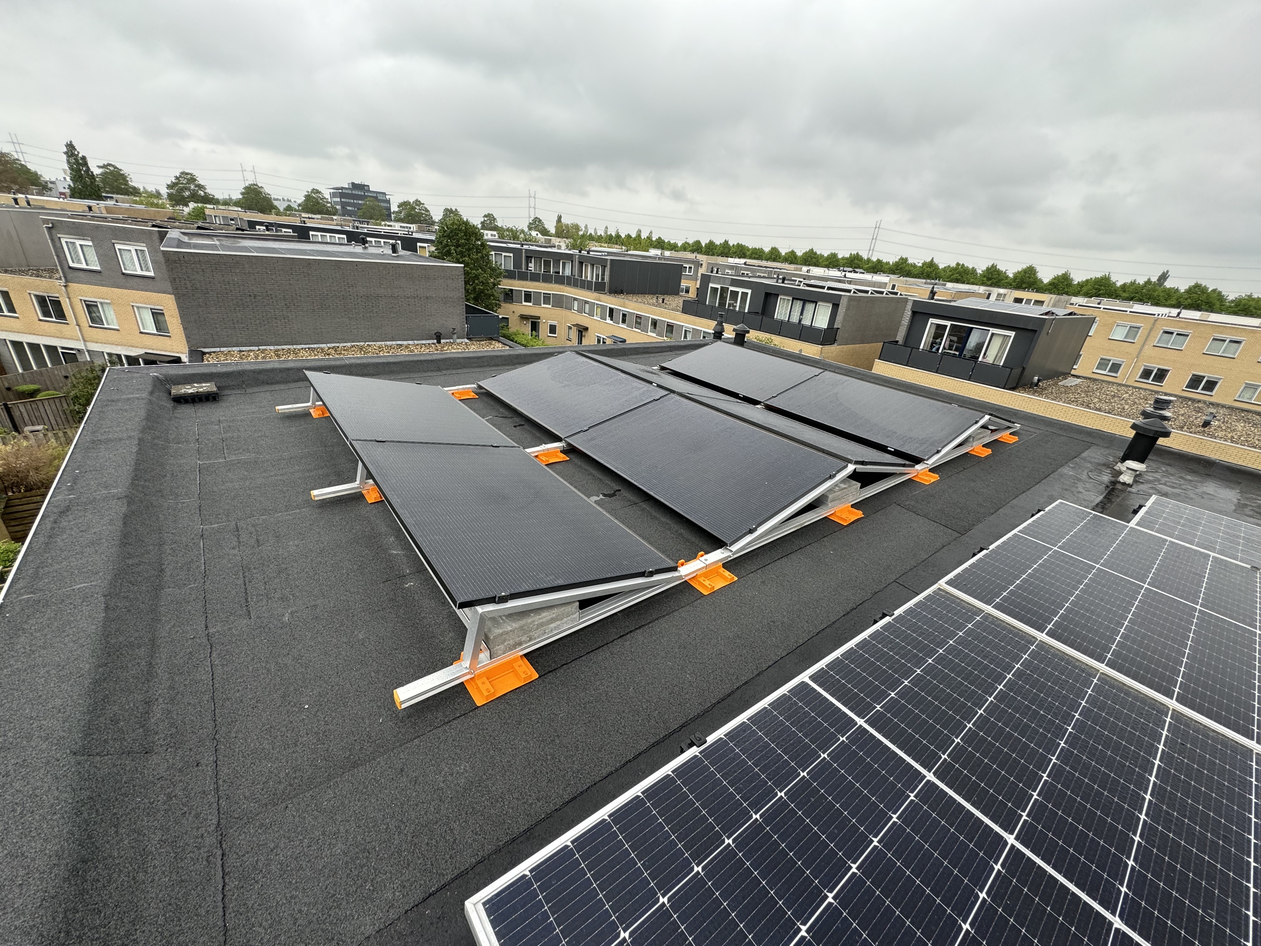 Voltooide dakrenovatie met volledig functioneel PV-systeem