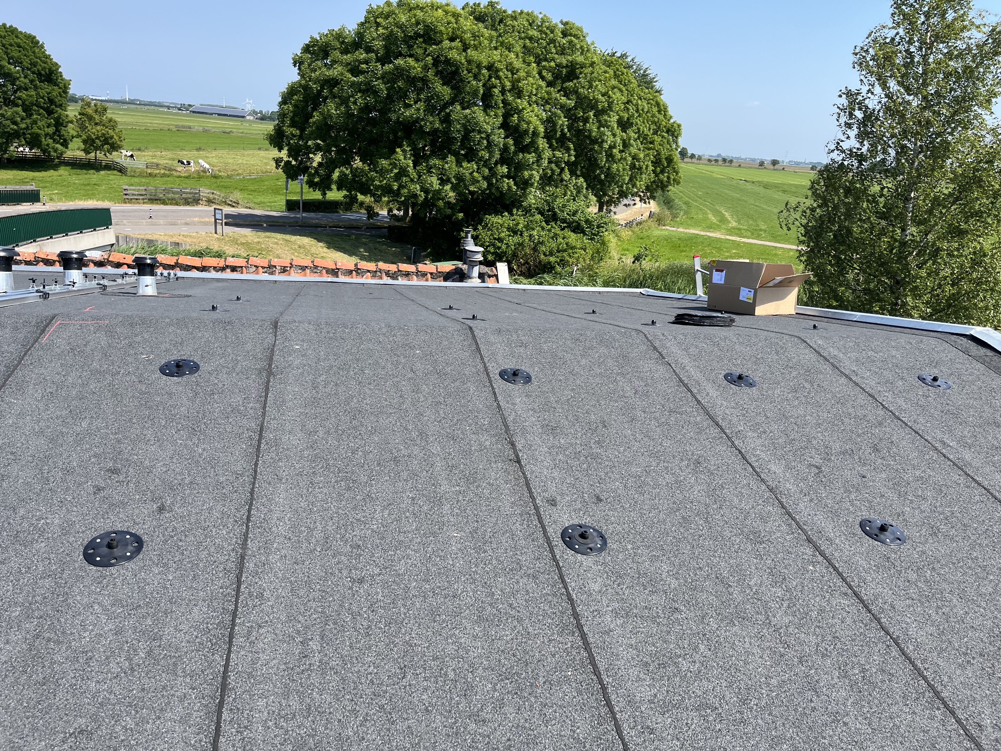 Installatie van nieuwe bitumen toplaag