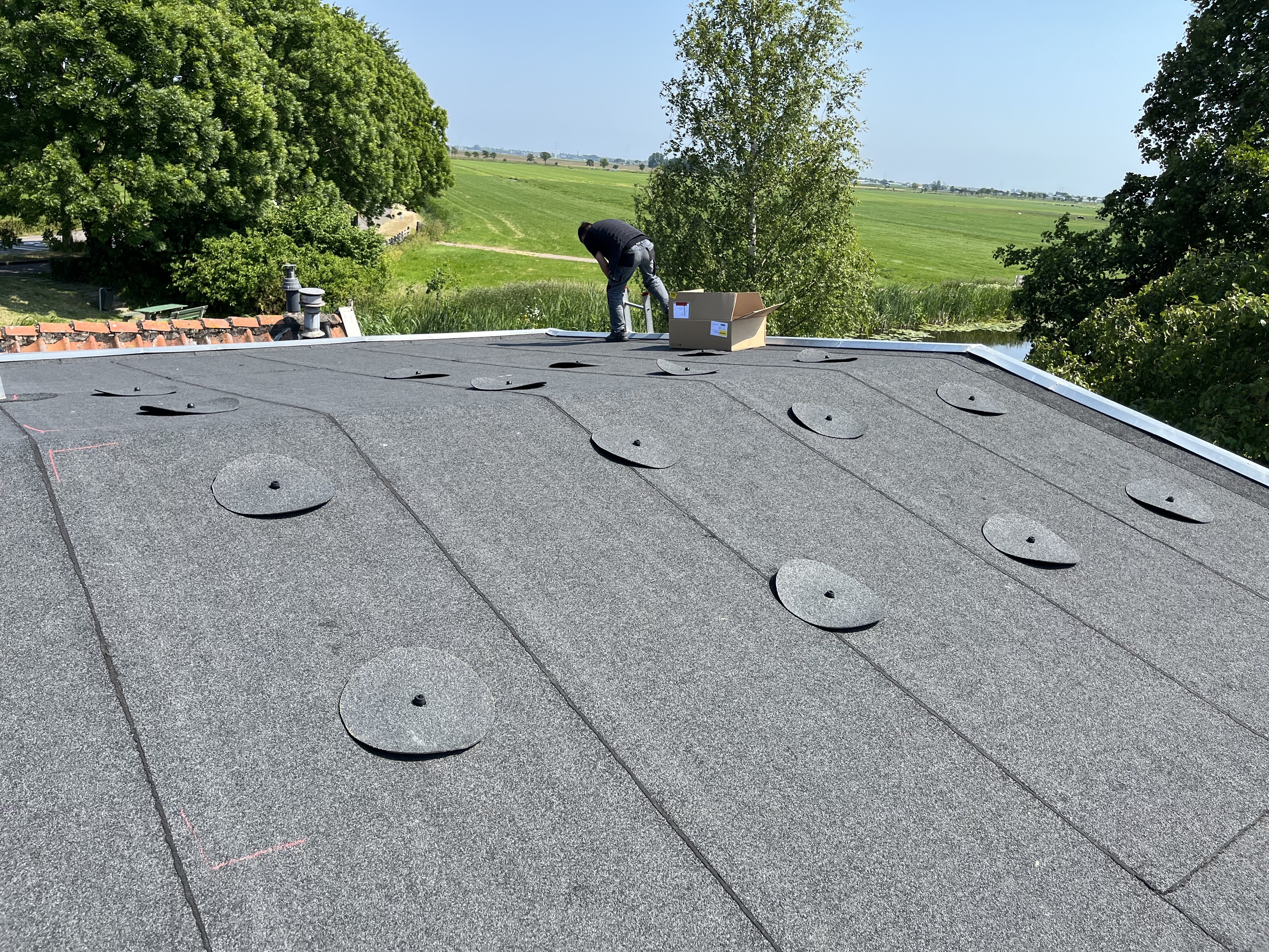 Plaatsing van montageankers voor zonnepanelen