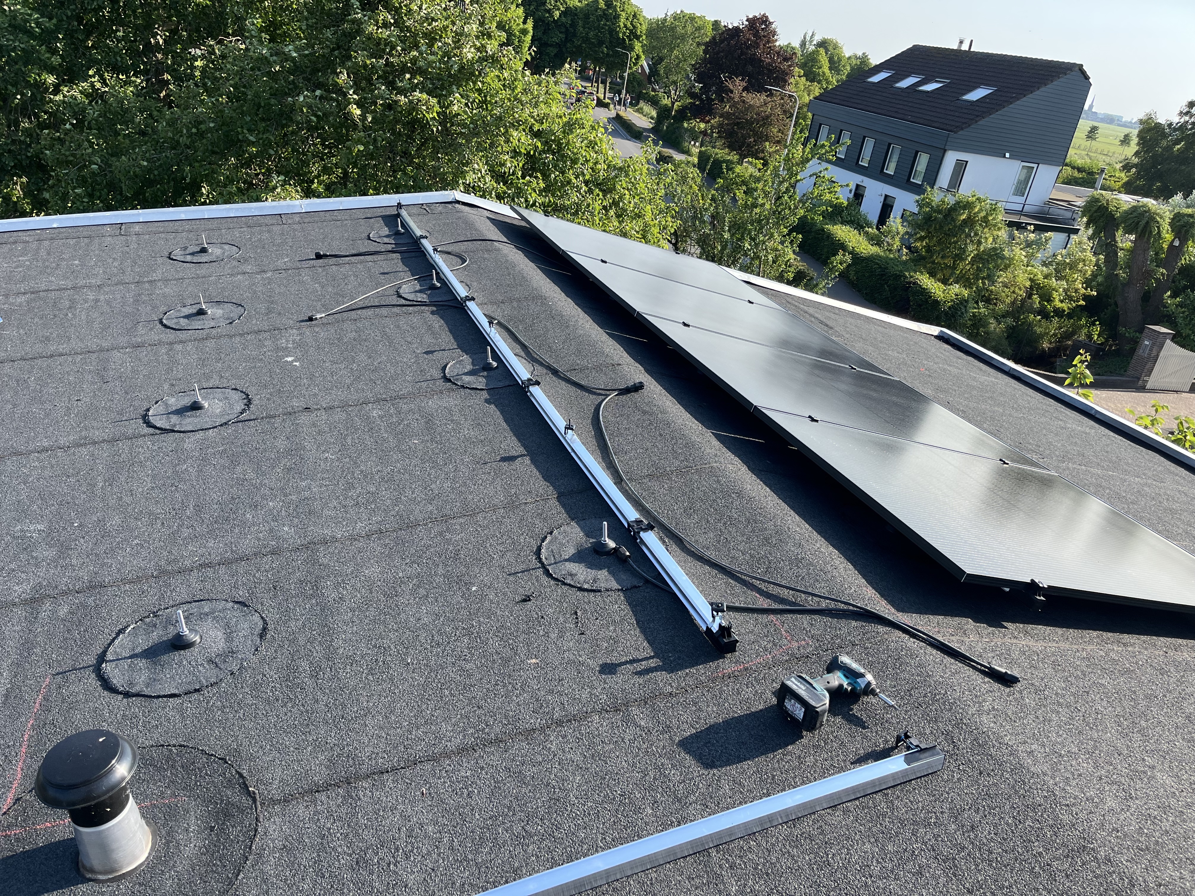 Nieuwe dakdoorvoeren voor zonnepanelen bekabeling